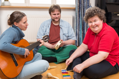 caretaker and a woman makes a music therapy